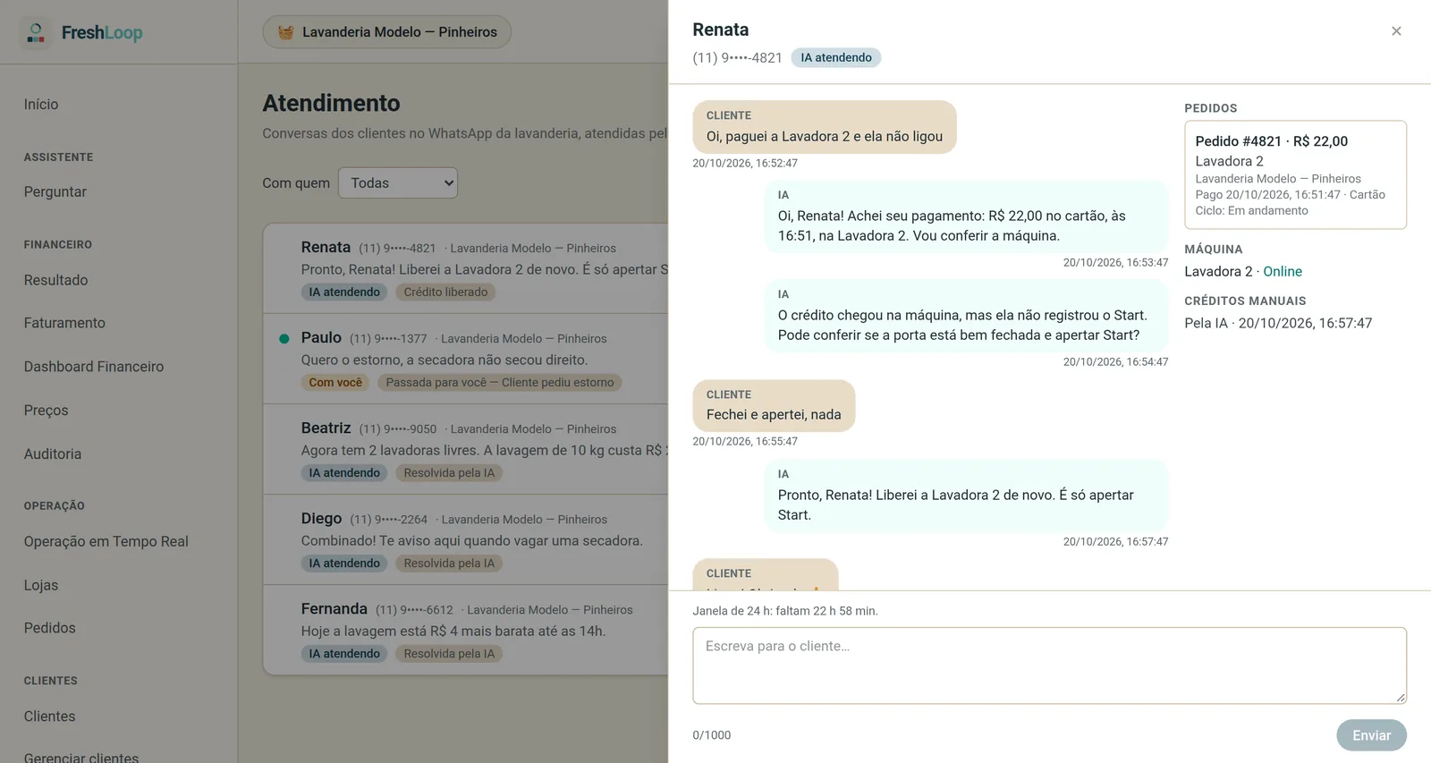 Tela de atendimento do painel com a conversa do WhatsApp aberta: o cliente diz que pagou e a máquina não ligou, o Gerente acha o pagamento e libera a máquina de novo; ao lado, o pedido, a máquina e o crédito liberado